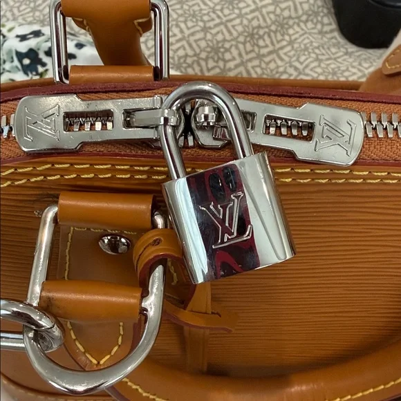 Louis Vuitton Alma BB Epi Leather - Picture 5 of 11